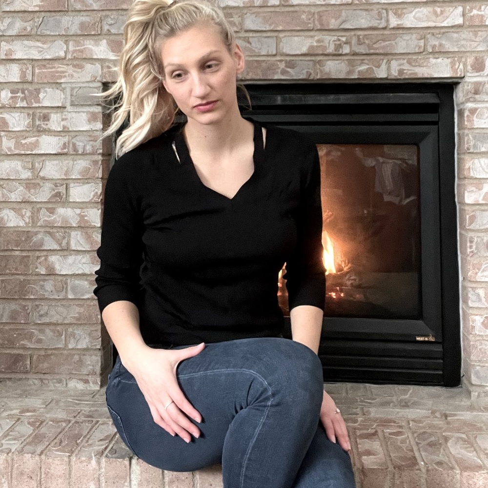 Emerson rose black vneck top